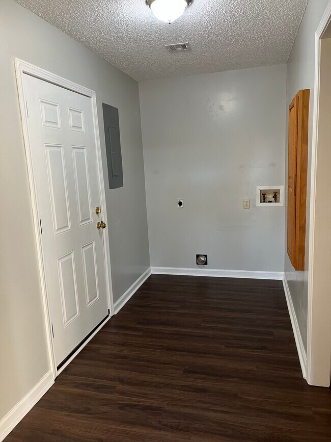 Laundry room - 215 Magnolia Rd