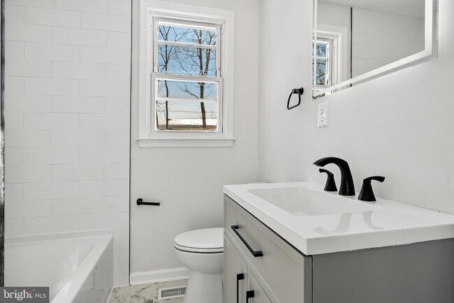 Building Photo - 605 Tait Rd