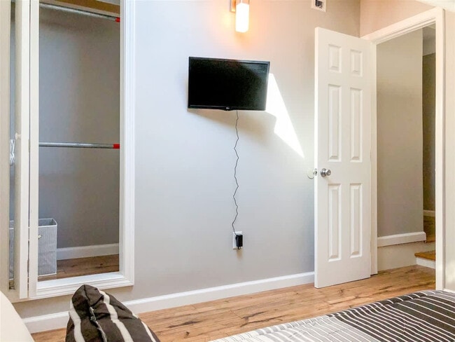 Building Photo - 5218 Beach Dr