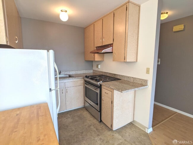 Building Photo - 184 Portola Dr