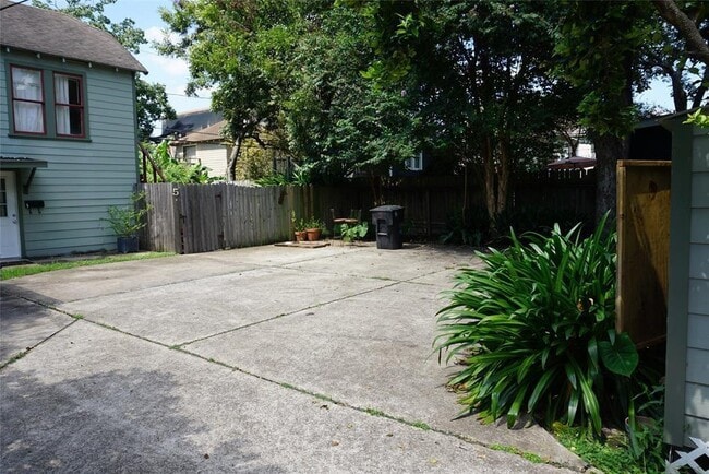 Building Photo - 911 Harvard St