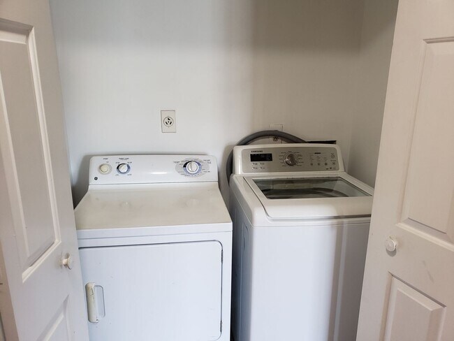 Building Photo - Modern 2 Bed | 2 Bath Townhouse in Town Center!