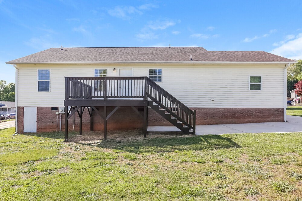 Building Photo - 610 Helms Dr