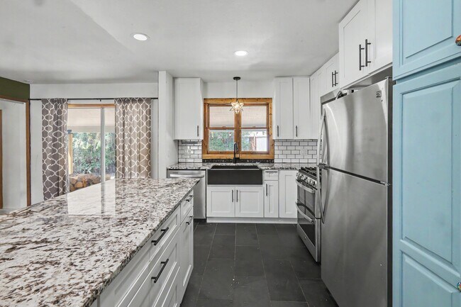 Building Photo - 305 Mesa Dr
