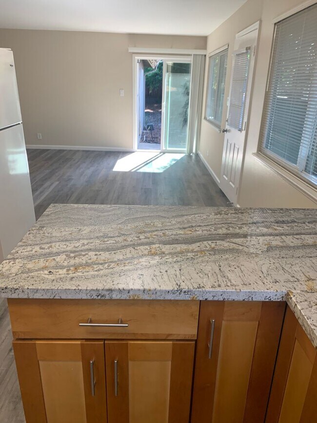 Building Photo - 39-1810