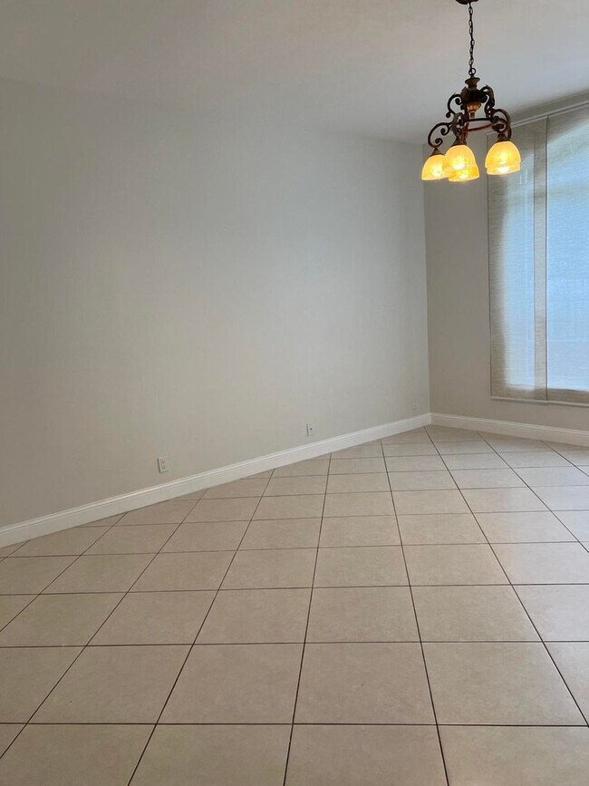 Building Photo - 5076 SW 38th Way