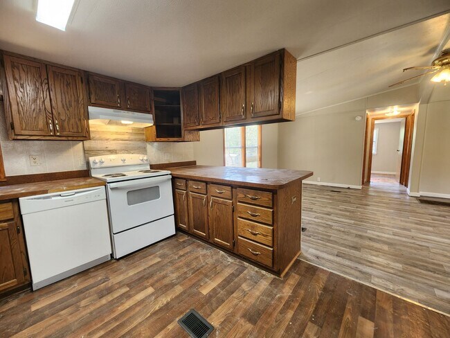 Building Photo - 3 bed, 2 bath on 1/3 Acre of FENCED land.