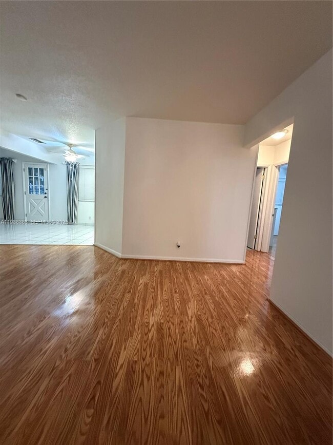 Building Photo - 2420 Park Ln