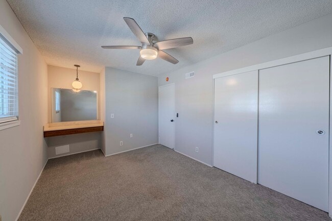 Building Photo - Bright & Airy 2-Bedroom End Unit Townhome
