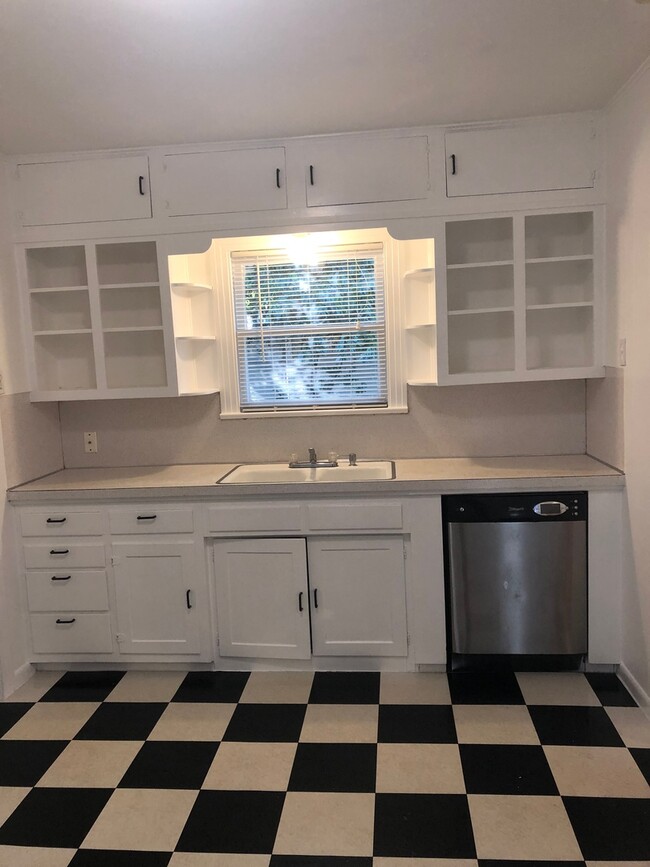 Building Photo - Hyde Park Hideaway! 3/2 with washer/dryer,...