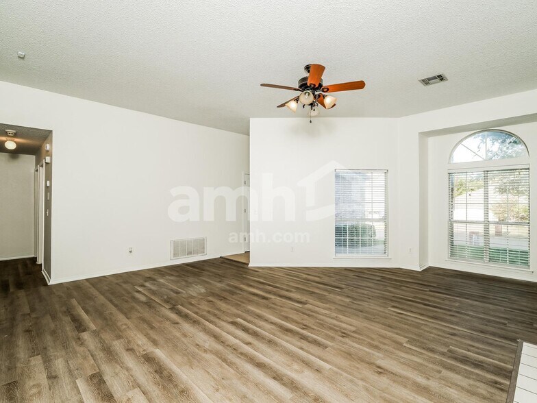 Building Photo - 1412 N Umbrella Ave
