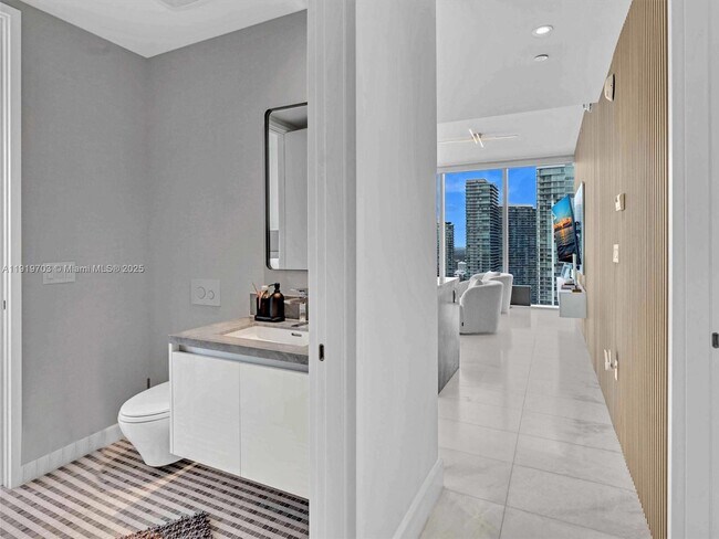 Building Photo - 700 NE 26th Terrace