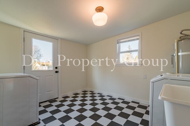 Building Photo - 8th Street