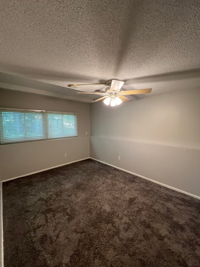 Building Photo - 1060 80th Ave N