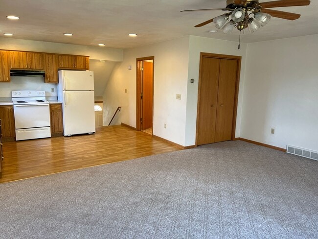 Building Photo - 732 Meadow Park Dr