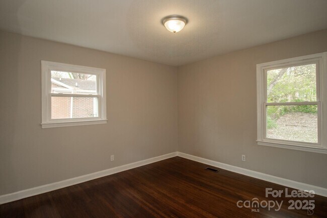 Building Photo - 4021 Crestridge Dr