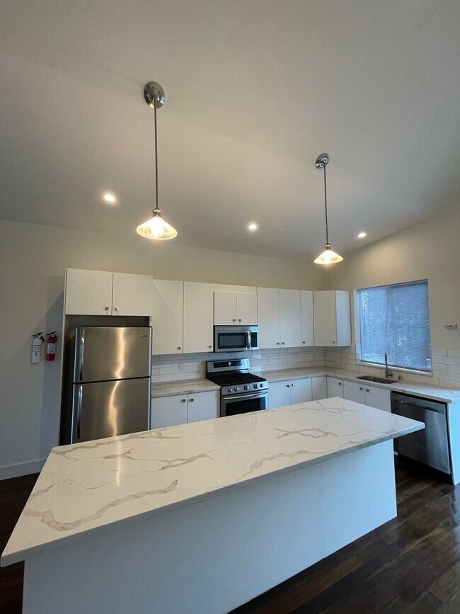 Building Photo - 1/2 Off First Month's Rent, 6Bdrm, 3Bath