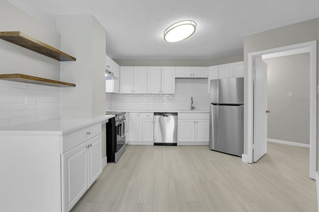 Building Photo - Remodeled 2BD, 2BA Cap Hill Condo with Bal...