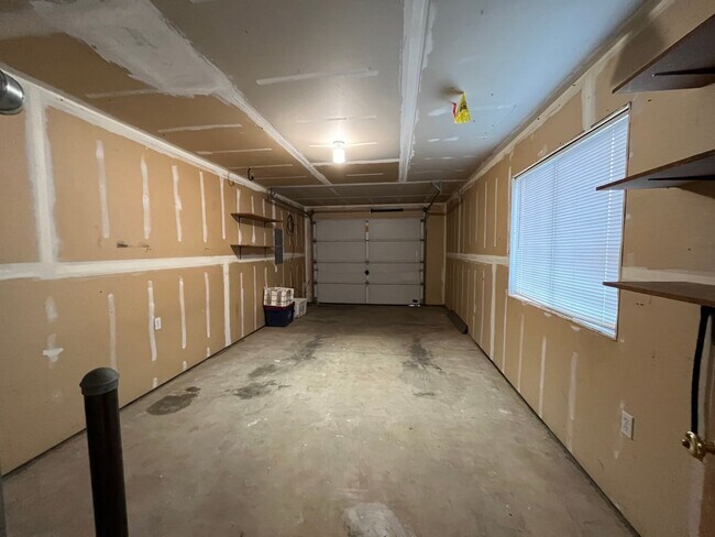 Building Photo - 3 Bed, 2 Bath Home- Fenced Back Yard!