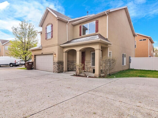Building Photo - Newly Updated South Ogden Townhome | 3 Bed | Private Backyard | 2-Car Garage