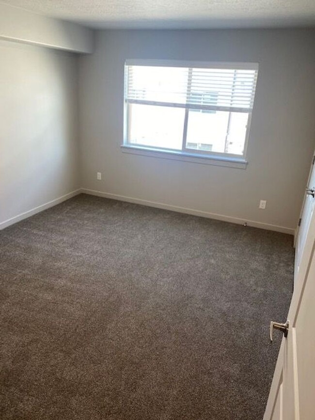 Building Photo - Beautiful 2 Bedroom Condo in Provo!