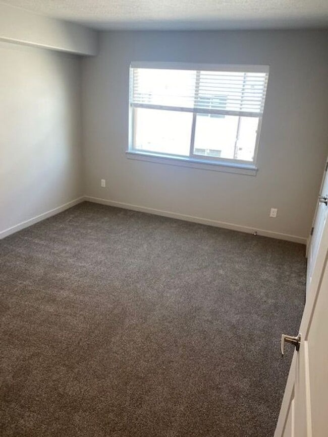 Building Photo - Beautiful Condo in Provo!