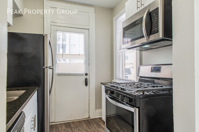 Building Photo - Available Now! Located in the Short North!...