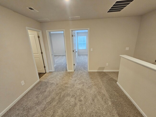 Building Photo - Like-New townhome in Concord