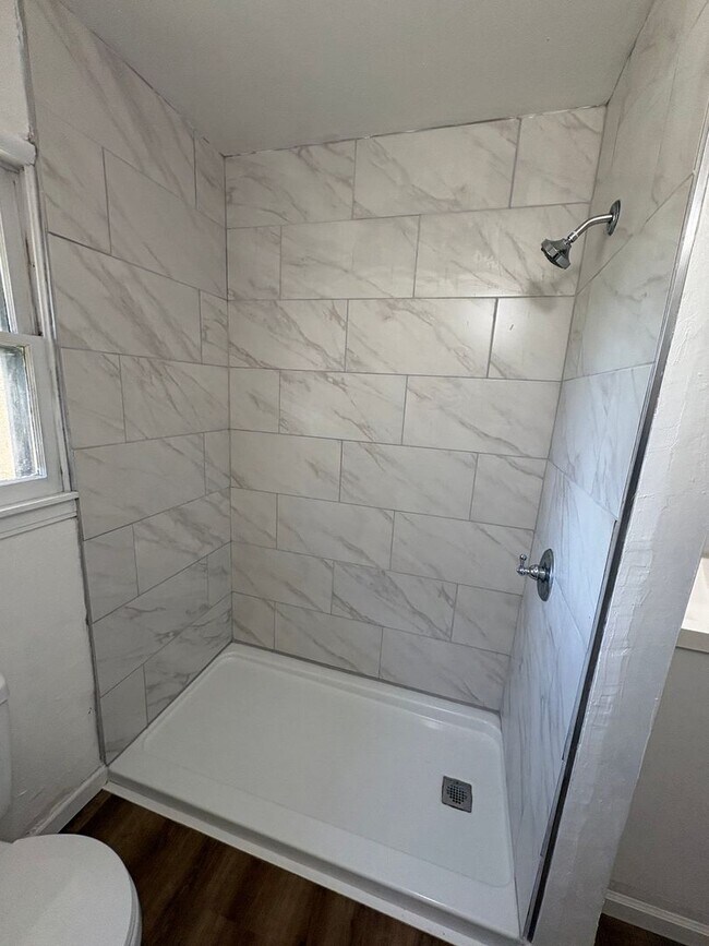 Building Photo - Cozy Home On Spacious Corner Lot Available Now in Dinuba CA!