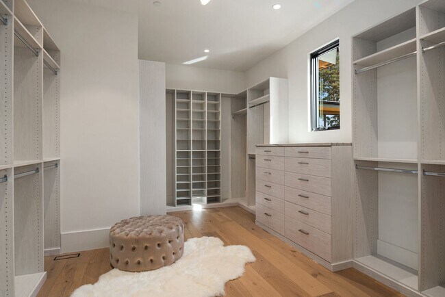 Building Photo - 7Bd/6Ba Bellevue Home