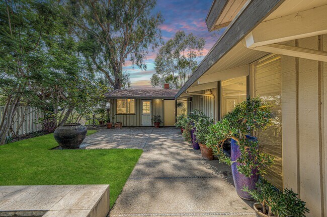 Building Photo - 3623 Serra Rd