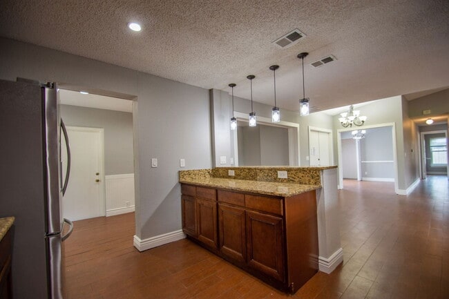 Building Photo - 704 Putt Ln