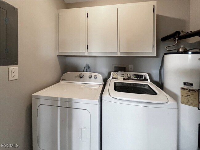 Building Photo - 4530 SW 10th Ave