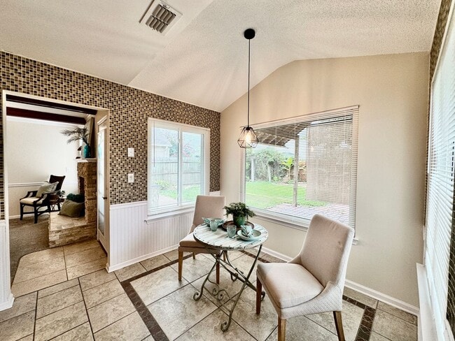 Building Photo - 4-Bedroom Home in Rock Creek Available NOW...
