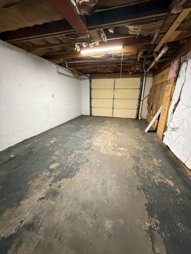 Building Photo - 3 BR 2 Bath Brick home