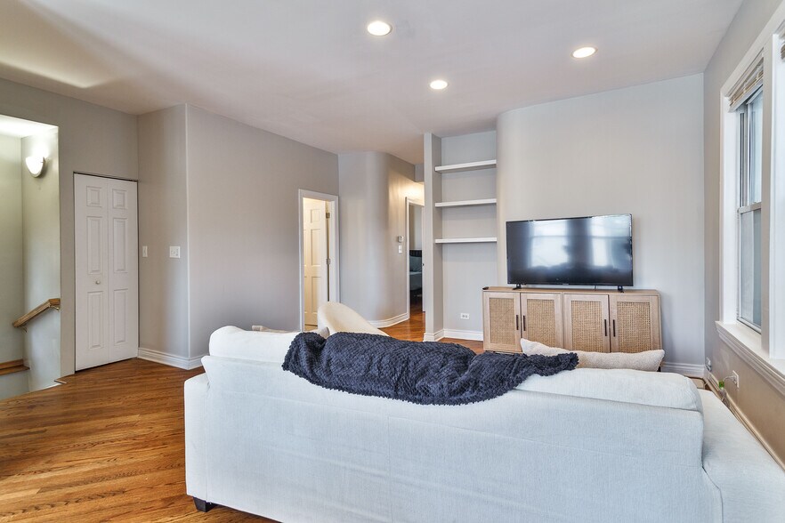 Building Photo - 3047 N Clybourn Ave