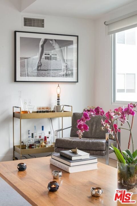 Building Photo - 838 N Doheny Dr