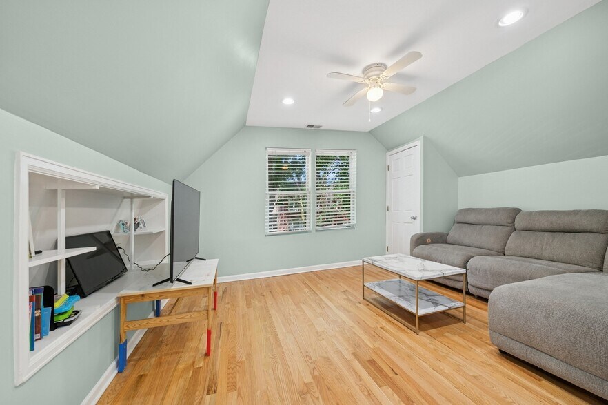 Building Photo - 2727 N Artesian Ave