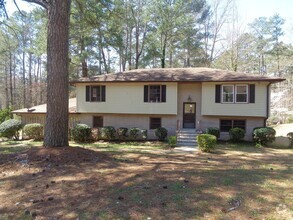 Building Photo - 4 Bedroom 2.5 Bath Home