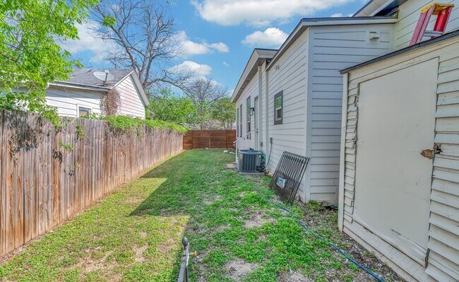 Building Photo - Beautiful 3 bedroom / 3 bath house available now!