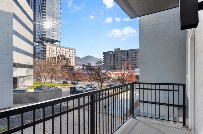 Building Photo - Bright & Cozy City Condo at The Metro!