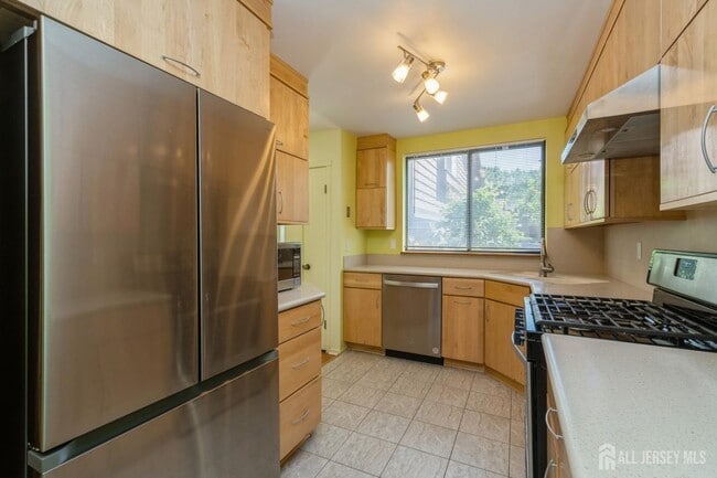 Building Photo - 172 Sayre Dr
