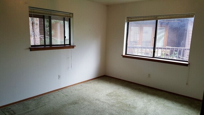 Building Photo - 2 bed 2 bath condo