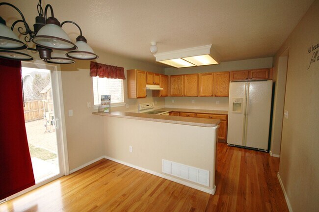 Building Photo - Spacious 4 Bedroom Home with Finished Basement, Vaulted Ceilings & Huge Fenced Yard