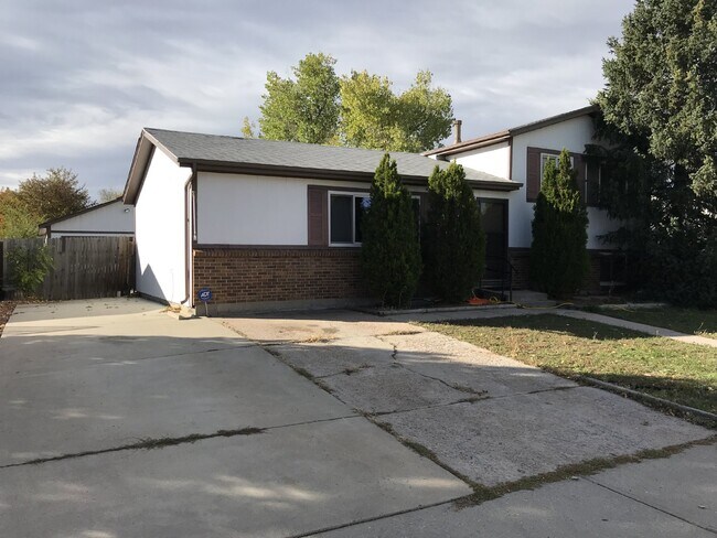 Building Photo - Charming 3BR/2BA with Massive Yard and Gar...