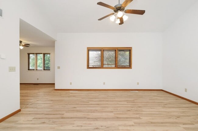 Building Photo - Large Family home For rent!
