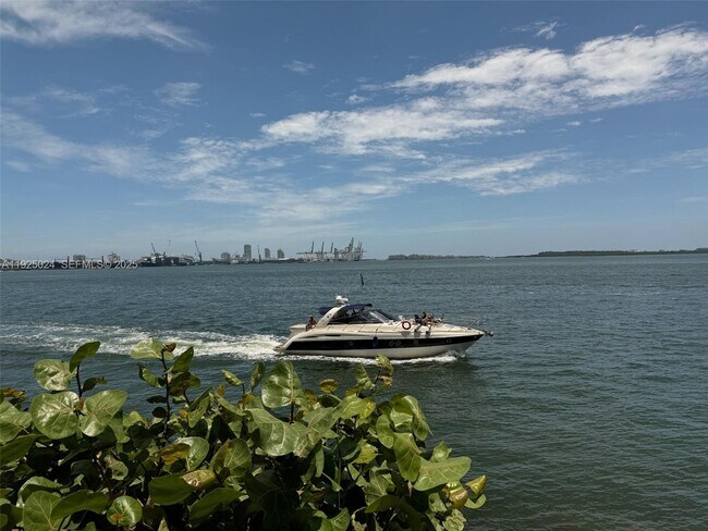 Building Photo - 800 Claughton Island Dr