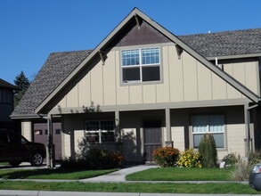 Building Photo - Beautiful 4 bedroom Home located in Centra...