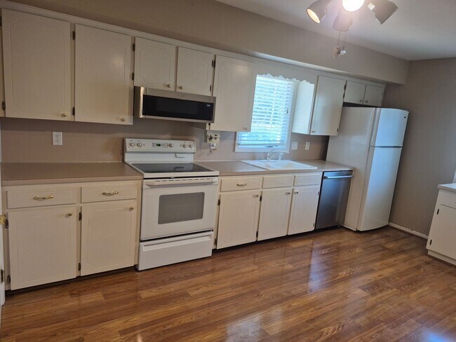 Building Photo - Freshly Updated 3 Bedroom Home for Rent