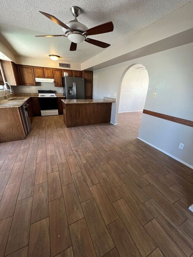 Building Photo - HOUSE FORE RENT